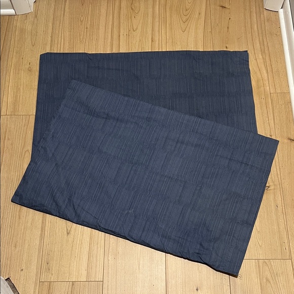 Calvin Klein Pillowcases from Bamboo Flowers Collection - Picture 1 of 4